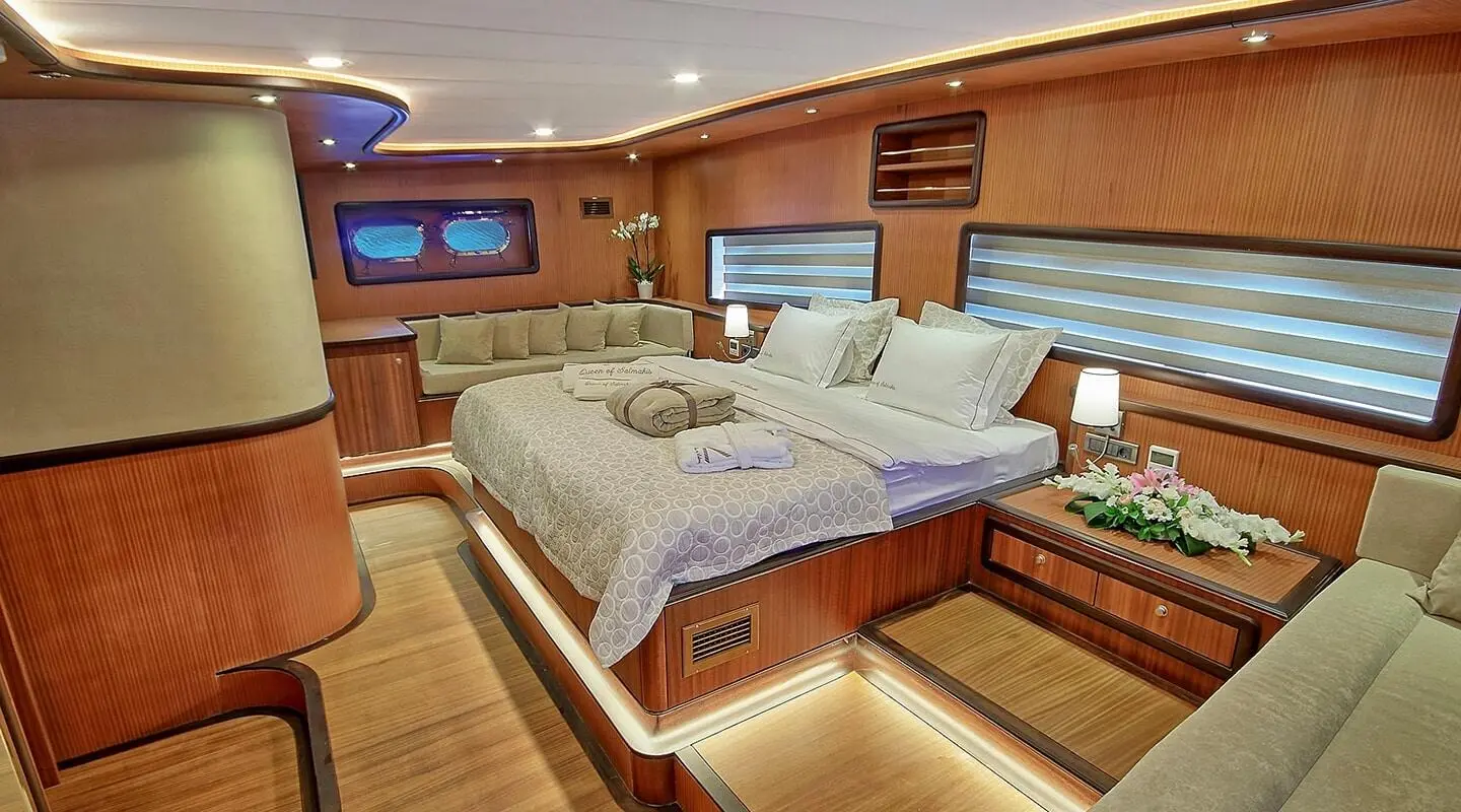 Queen Of Salmakis master cabin with two single beds and wooden interior