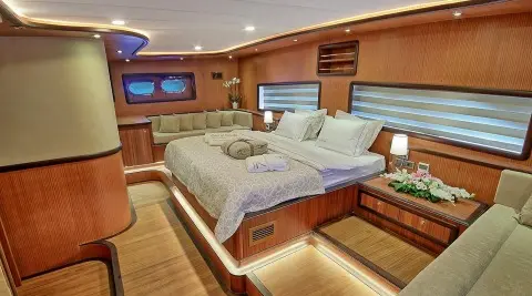 Queen Of Salmakis master cabin with two single beds and wooden interior