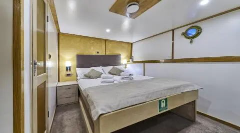 Romanca yacht interior: double cabin with two beds and wooden accents
