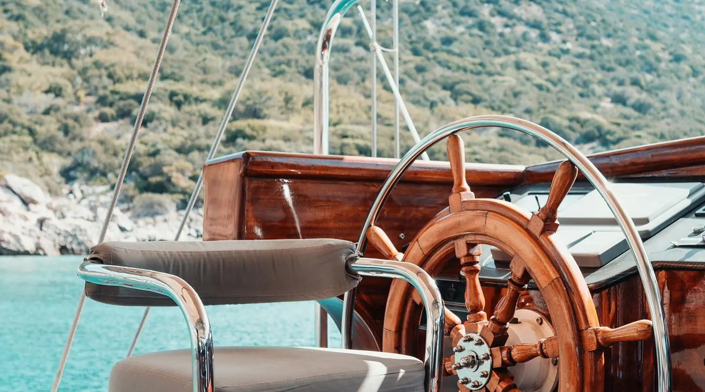 Gulet Estrella De Mar captain's wheel on wooden helm