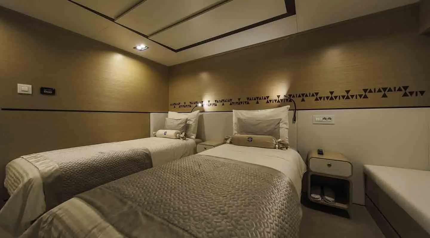 Omnia yacht Aiaxaia, twin cabin with beds and headboard