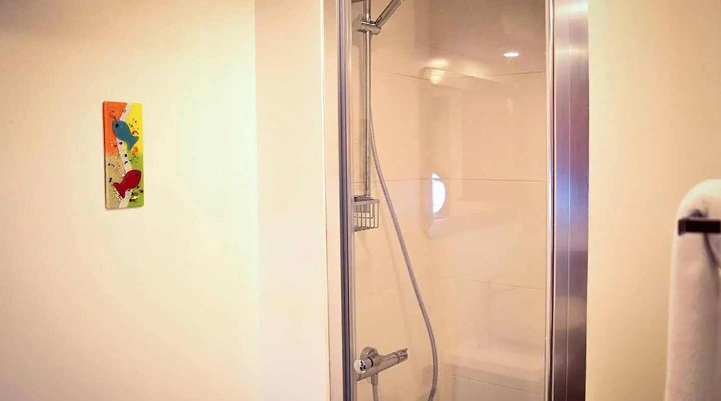 Gulet Virtuoso bathroom with shower and glass enclosure