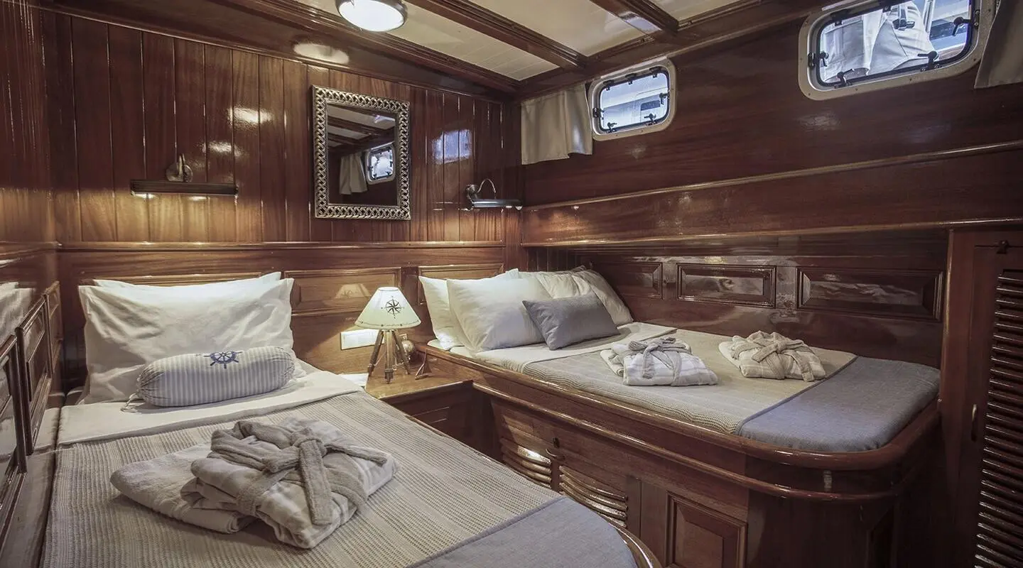 Yacht Entre Cielos interior: wood paneling, cozy salon with cushioned seating