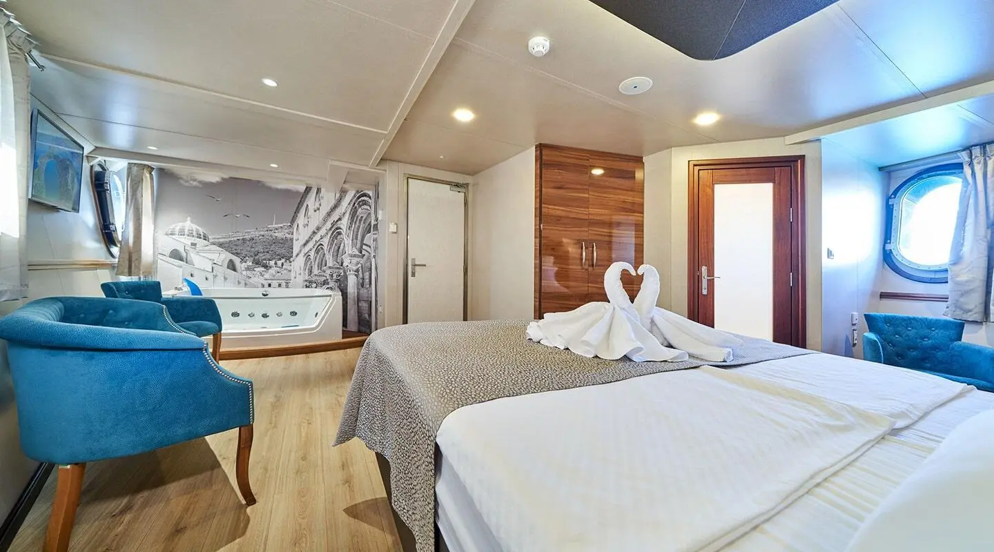 Casablanca yacht master cabin with two single beds and bedside lamps