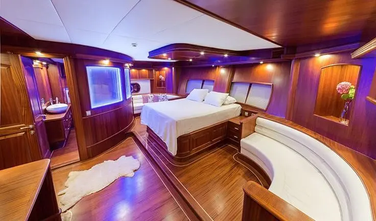 Halcon Del Mar master cabin with king bed and ensuite features