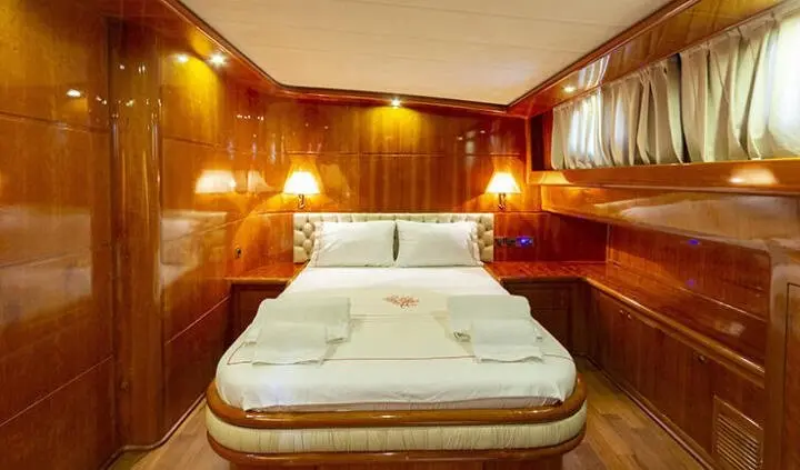 Silver Moon yacht cabin with two single beds, wooden wardrobes, warm lighting