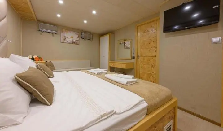 Master cabin on Belgin Sultan with king bed, ensuite, warm lighting
