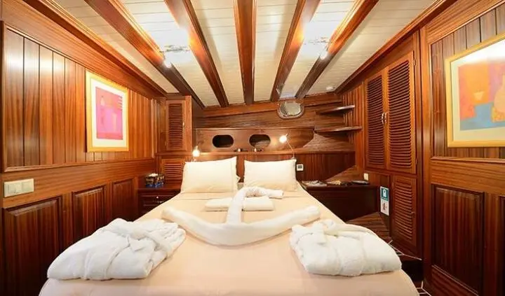 Zephyria II cabin with two single beds and wooden ceiling beams