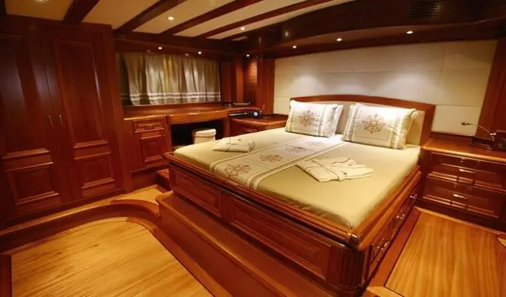 Master cabin with king bed and ensuite area on Kaya Guneri 5 yacht