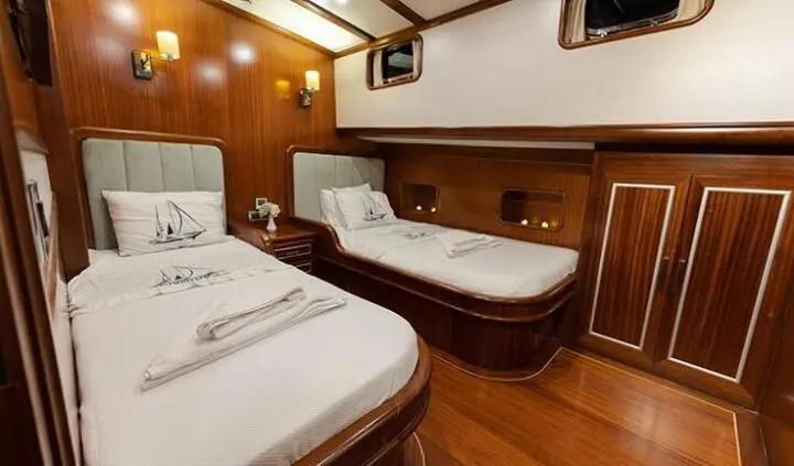 Twin cabin aboard Estrella De Mar with wooden interior and two beds