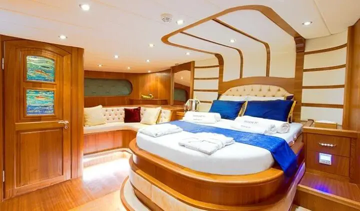 Master cabin on Berrak Su yacht with king bed, ensuite, warm lighting