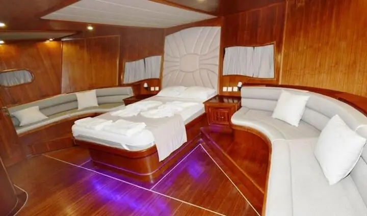 Interior cabin on Prenses Esila yacht with two single beds and wood paneling