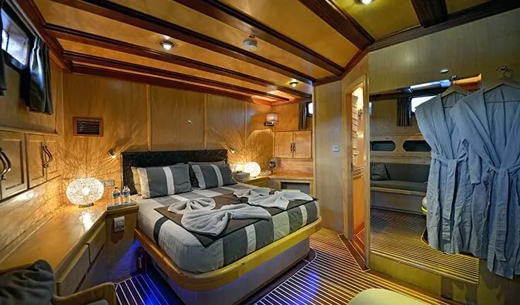 Master cabin on Derin Deniz yacht with king bed and ensuite visible
