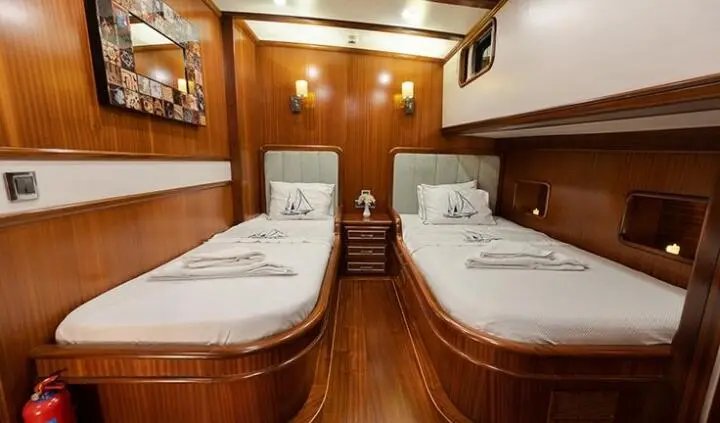 Yacht Estrella De Mar cabin with two single beds and shared ensuite