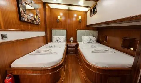 Yacht Estrella De Mar cabin with two single beds and shared ensuite