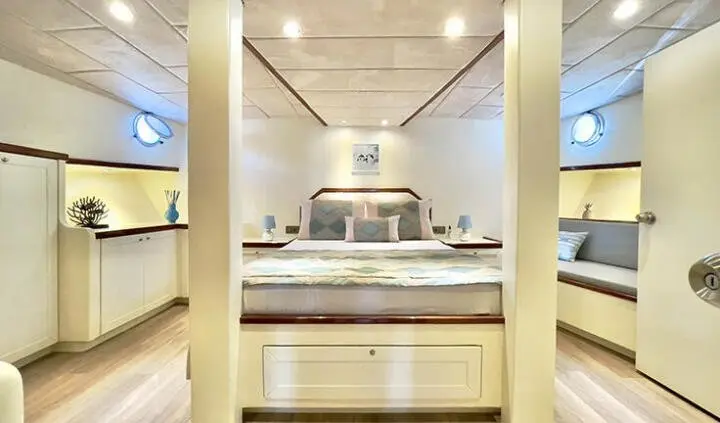 Master cabin with king bed and ensuite visible on yacht Derya Deniz