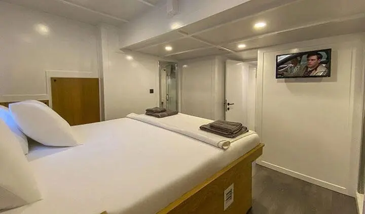 Maske 5 master cabin with large bed, en-suite, warm lights and storage