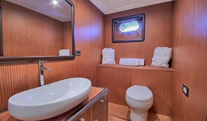 Queen Of Salmakis master cabin with king bed, ensuite and porthole view