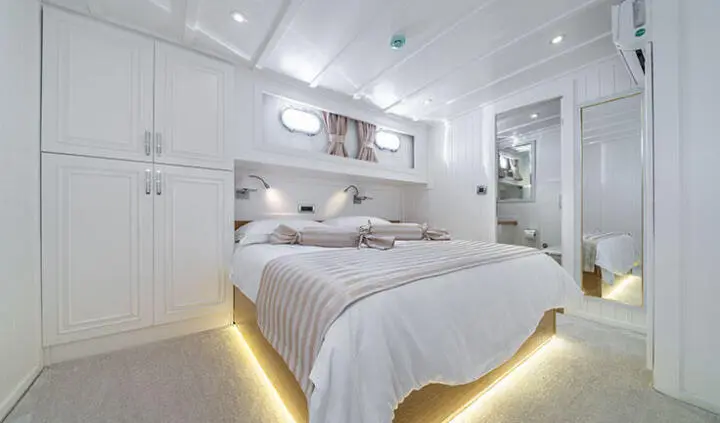 Maske yacht master cabin with king bed, ensuite bath, soft lighting
