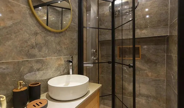 Diva Deniz master cabin with king bed, ensuite bathroom, glass shower