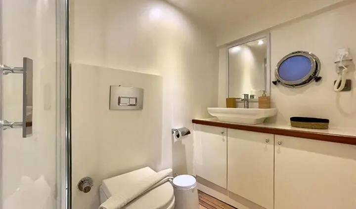 Derya Deniz master cabin with king bed, ensuite vanity and mirror