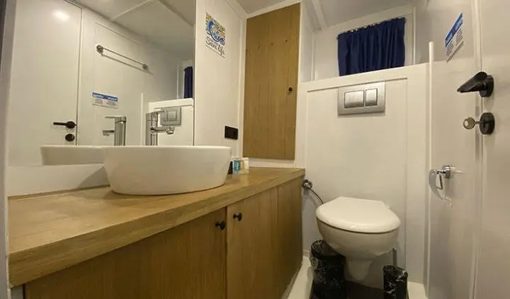 Maske 5 master cabin with king bed, en suite visible in image