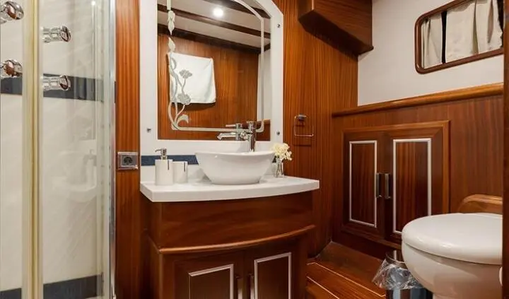 Estrella De Mar cabin ensuite bathroom with sink, mirror, and wood paneling