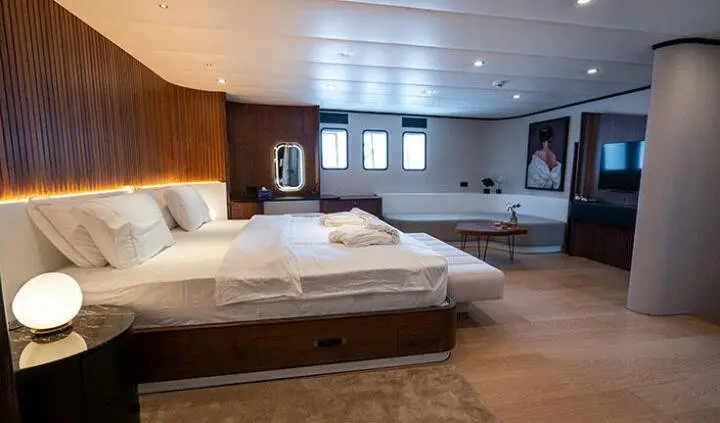 Master cabin with king bed and ensuite bathroom on De Love yacht