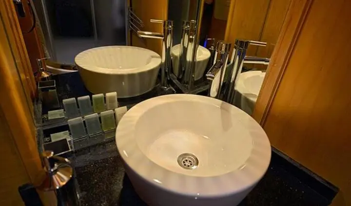 Ensuite bathroom on Derin Deniz yacht with round sink and mirror