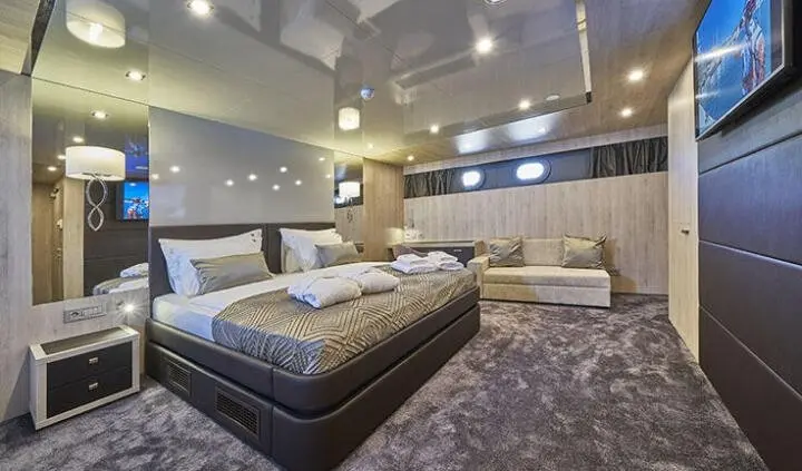 Dalmatino master cabin with king bed, ensuite, modern lighting, plush carpet