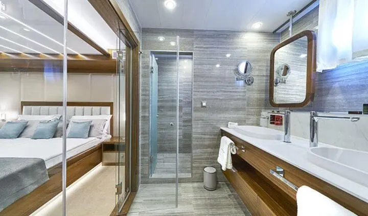 Bright yacht cabin with double bed, ensuite bathroom, and modern fixtures