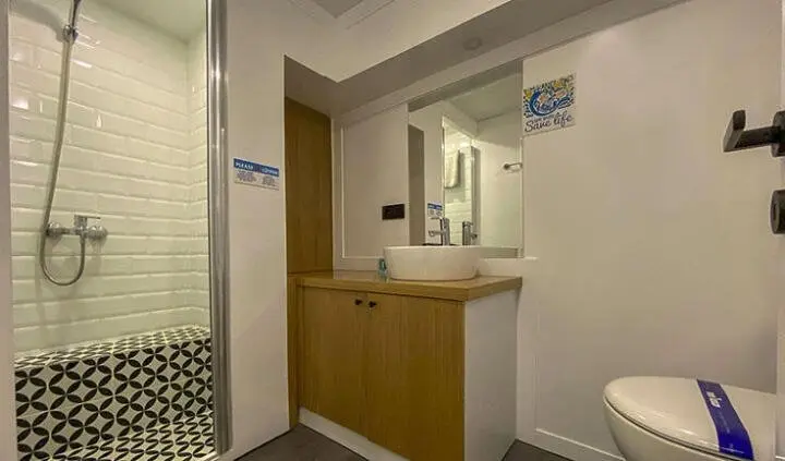 Maske 5 master cabin with king bed and ensuite vanity area