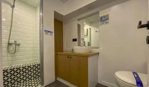 Maske 5 master cabin with king bed and ensuite vanity area