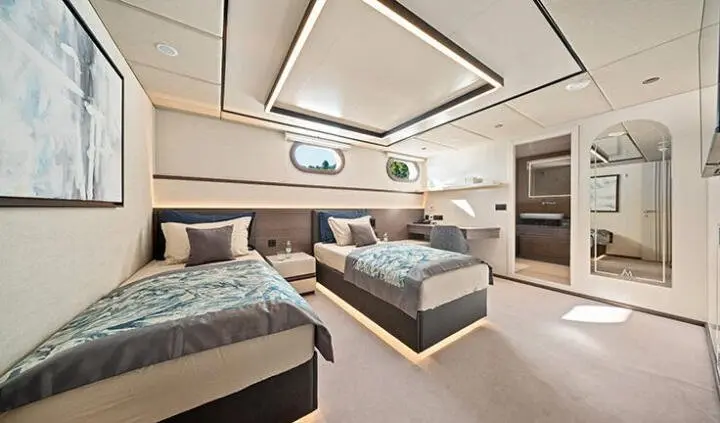 Master cabin aboard Anima Maris with two single beds and ensuite