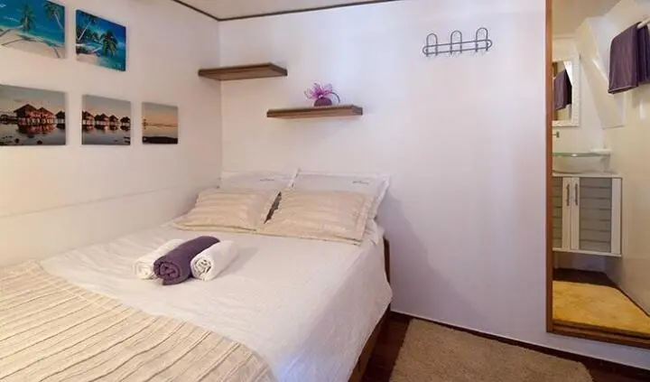 Romanca yacht cabin with two single beds arranged side by side