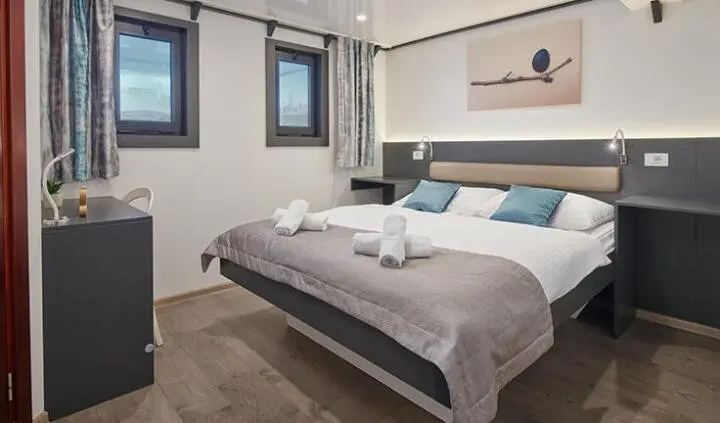 Lupus Mare master cabin with king bed, dual nightstands, en suite hints
