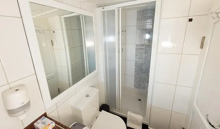 Aurum cabin ensuite bathroom with frosted glass shower and white fixtures