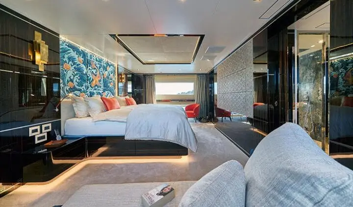 Yacht cabin "Happy Me" with king bed, ensuite area, soft lighting