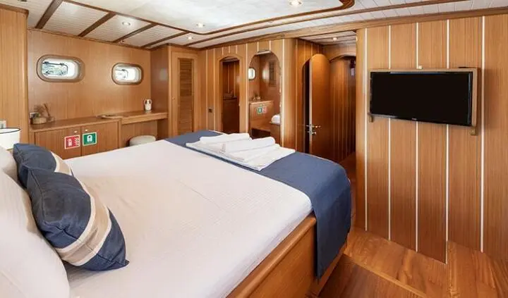 Gozdem The One master cabin with king bed, wood panels, ensuite area