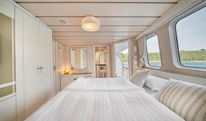La Perla yacht cabin with sea-view bed and large windows on both sides