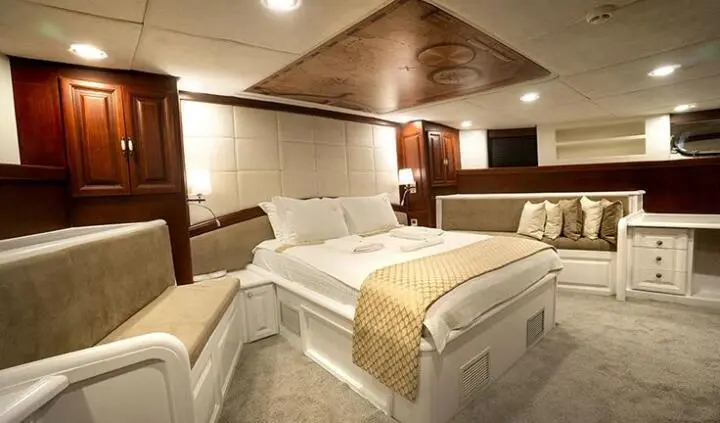 Virtuoso yacht master cabin with two single beds pushed together, beige bedding and ensuite area