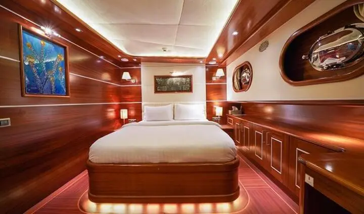 La Bella Vita cabin with double bed, king bed, and ensuite space on yacht