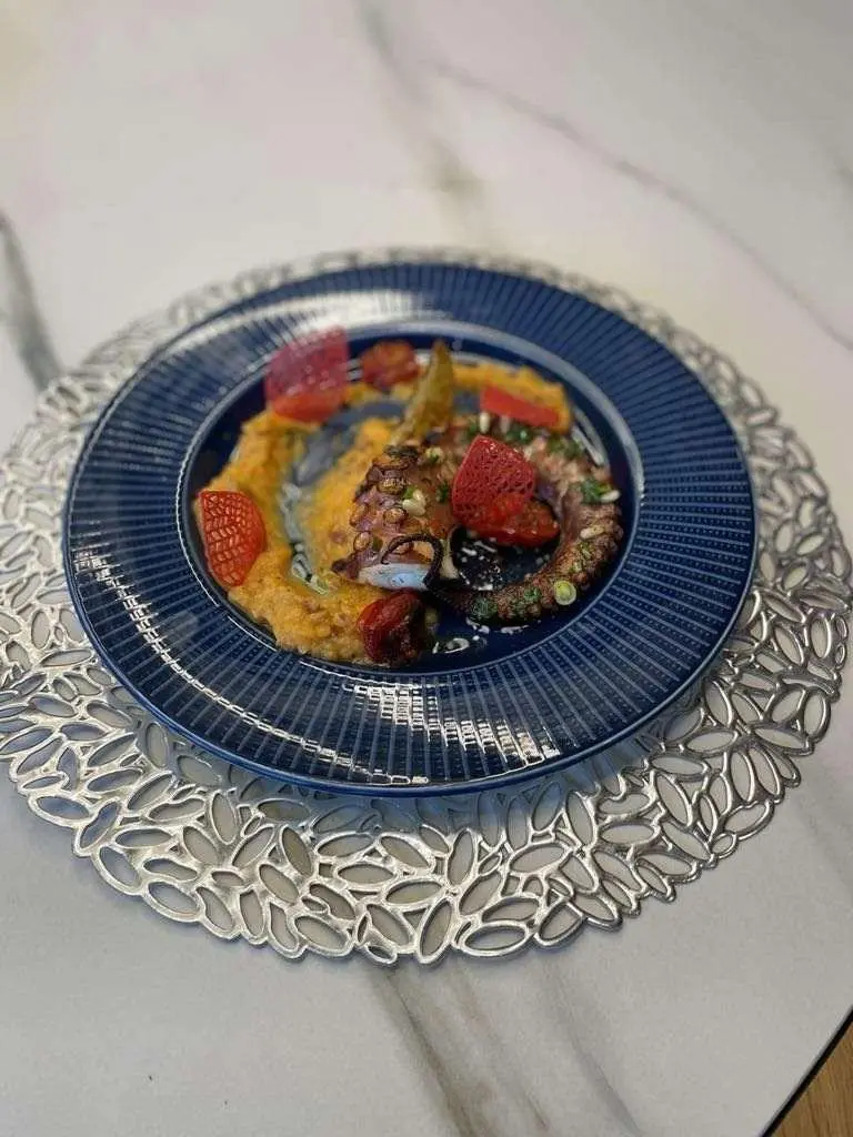 Astoria yacht table with decorative plate and colorful food centerpiece