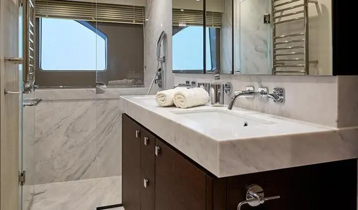 Master cabin with king bed and ensuite bathroom on Hideaway yacht