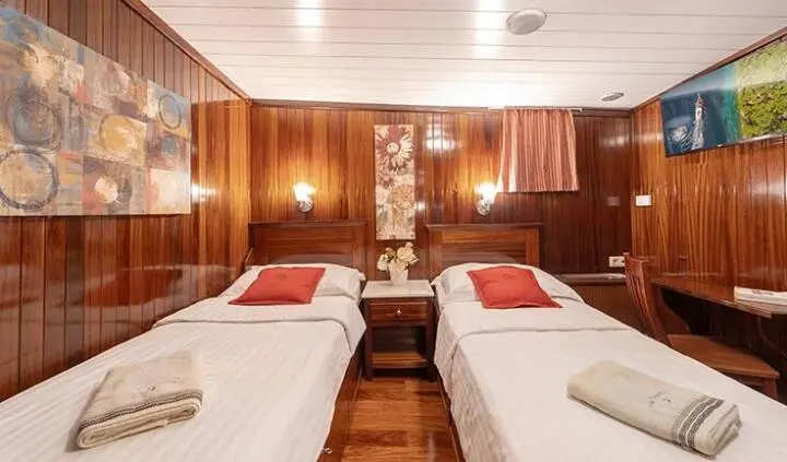 Twin cabin with two single beds and an ensuite on Cesarica yacht
