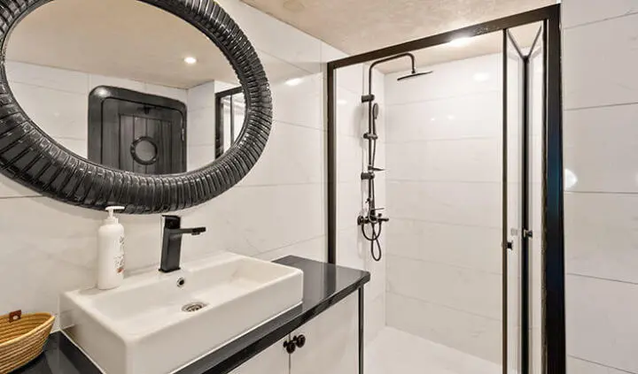 Master cabin with king bed and ensuite bathroom on Esma Sultan yacht
