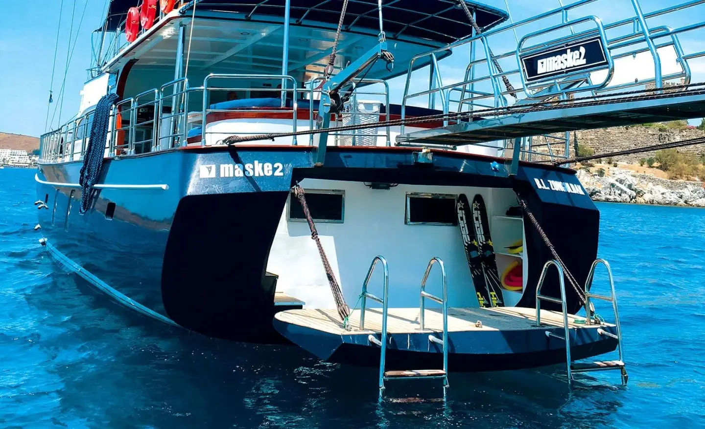 Gulet Maske 2 yacht seen from stern with swim platform and ladder