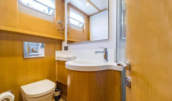 Master cabin with king bed and ensuite aboard Happy Days yacht