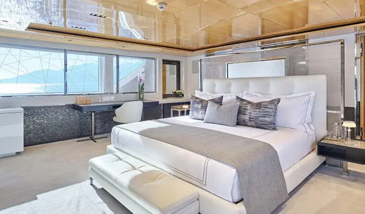 La Pellegrina 1 master cabin with king bed, ensuite, overlooking windows