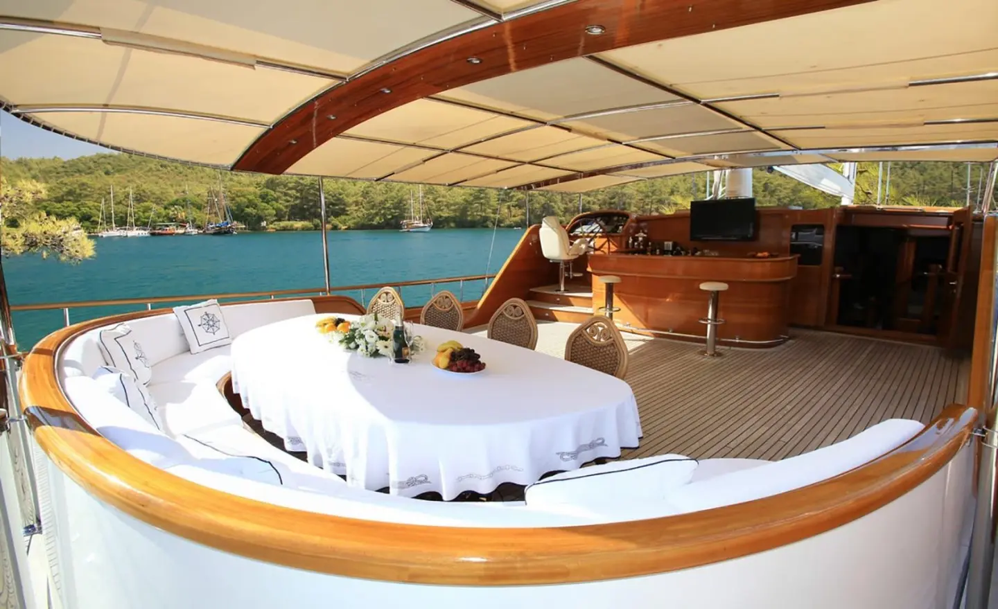 Kaya Guneri 5 yacht on the deck with an outdoor dining table